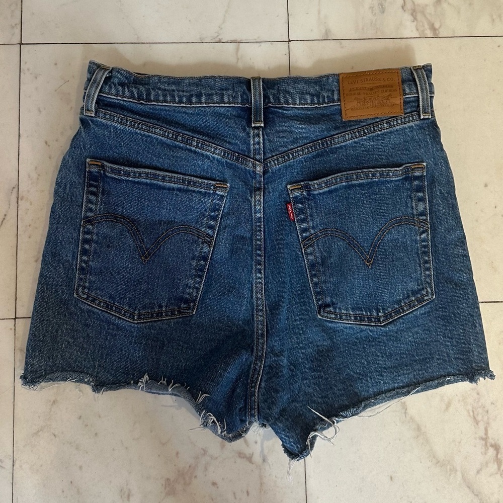 Levi’s Premium Ribcage Short - Picture 2 of 9